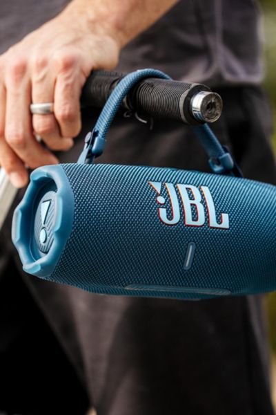 JBL CHARGE 6 PORTABLE BLUETOOTH SPEAKER IN BLUE AT URBAN OUTFITTERS 