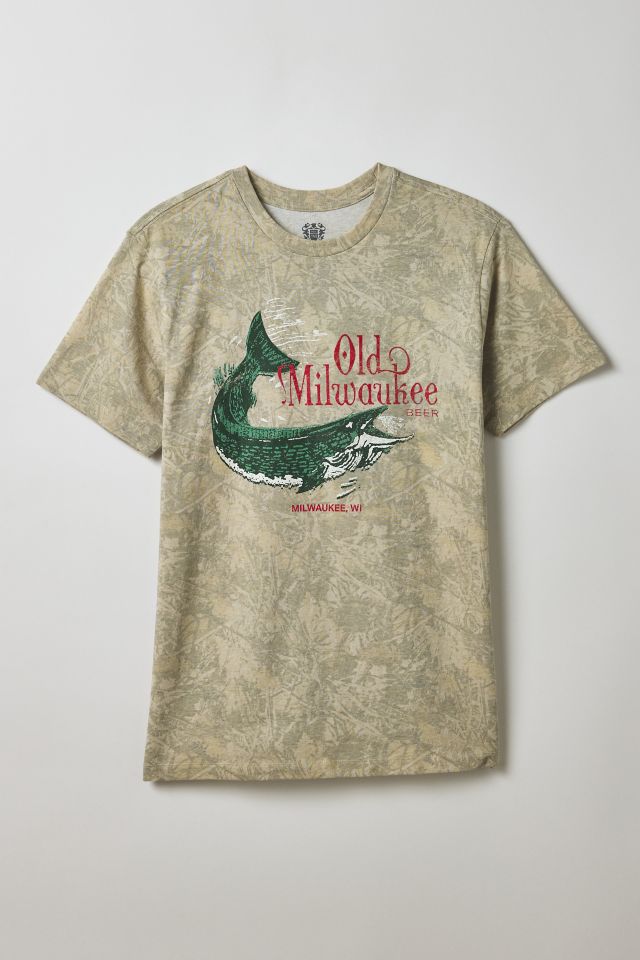 ★米国発*UrbanOutfitters*新作*Old Milwaukee Fishing TシャツH Old Milwaukee Fishing Graphic Tee | Urban Outfitters