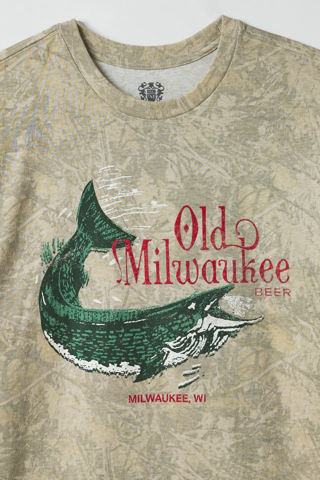 ★米国発*UrbanOutfitters*新作*Old Milwaukee Fishing TシャツC Old Milwaukee Fishing Graphic Tee | Urban Outfitters