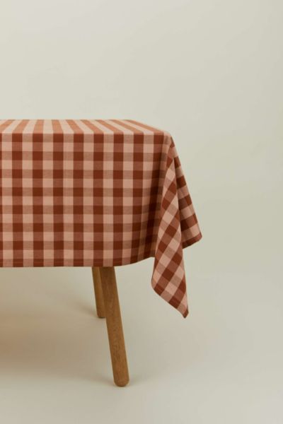 HAWKINS NEW YORK ESSENTIAL GINGHAM TABLECLOTH IN BLUSH/TERRACOTTA AT URBAN OUTFITTERS 