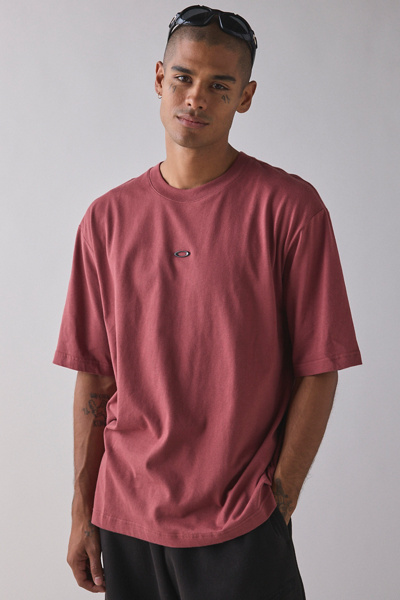 Oakley Metal Rise Logo Tee | Urban Outfitters