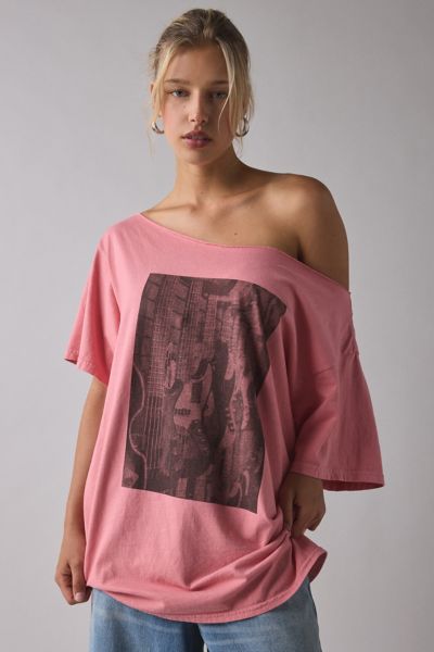 T-shirt surdimensionné à épaules dénudées avec graphique de photo de guitare