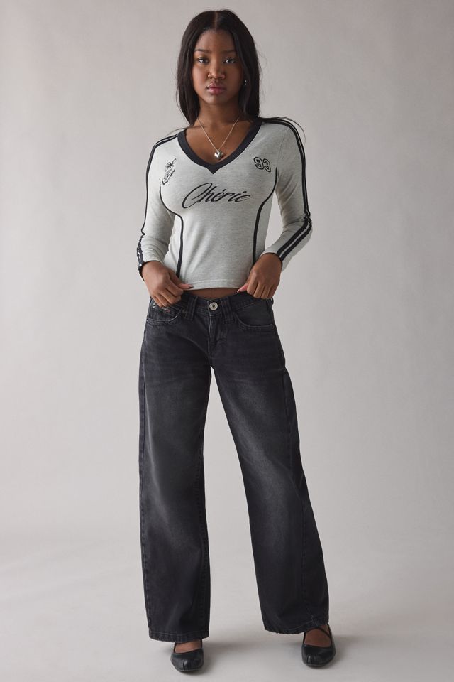 Tee à manches longues ajusté avec encolure en V et graphique de style universitaire Daisy Street #2