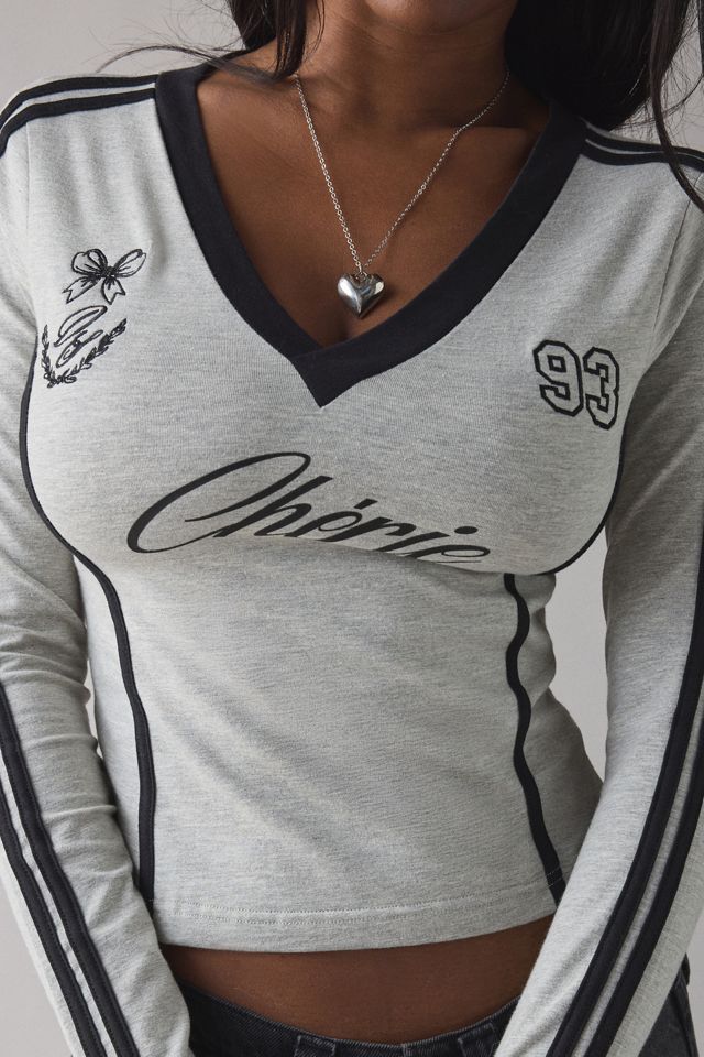 Tee à manches longues ajusté avec encolure en V et graphique de style universitaire Daisy Street #3