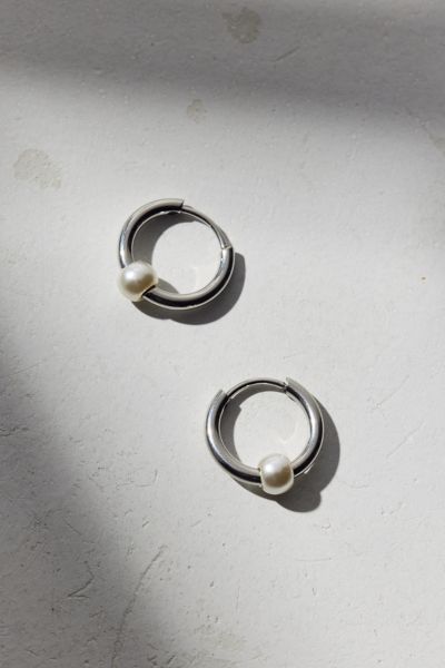Boucle d'oreille huggie imperméable à perle