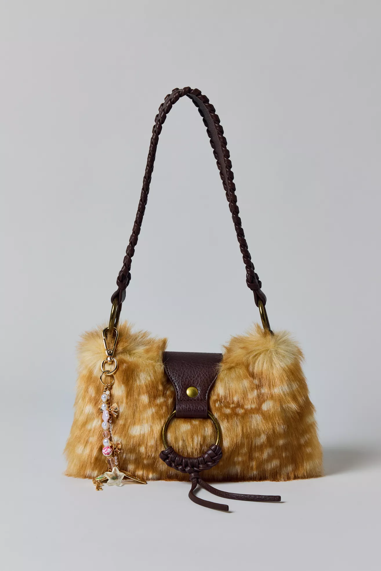 Sac à bandoulière en fausse fourrure Yasmin Silence + Noise chez Urban Outfitters