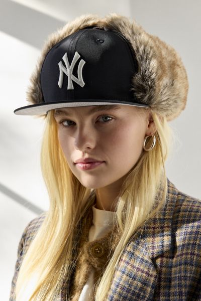 New Era MLB New York Yankees Logo Trapper Hat