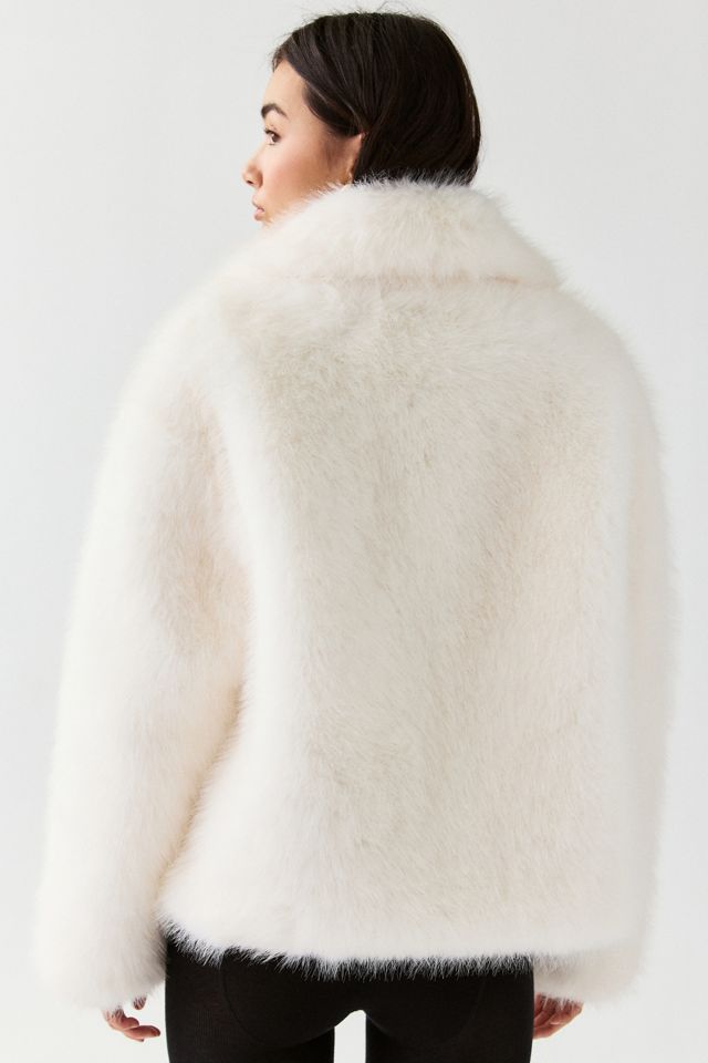 Manteau en fausse fourrure Regina d'Azalea Wang #3