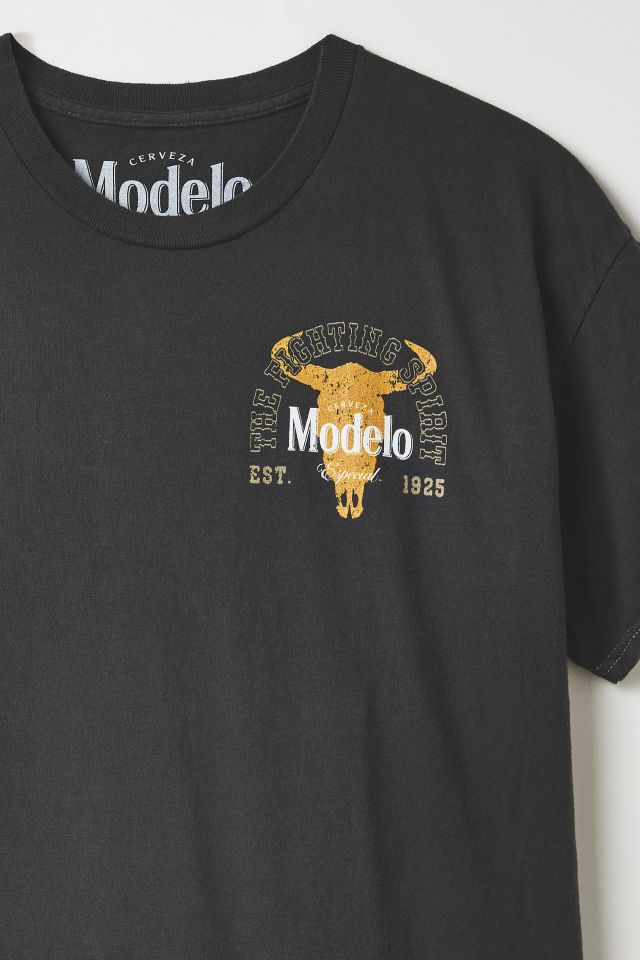 Modelo Logo Graphic Tee #3