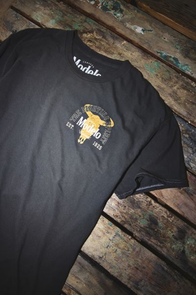 Modelo Logo Graphic Tee
