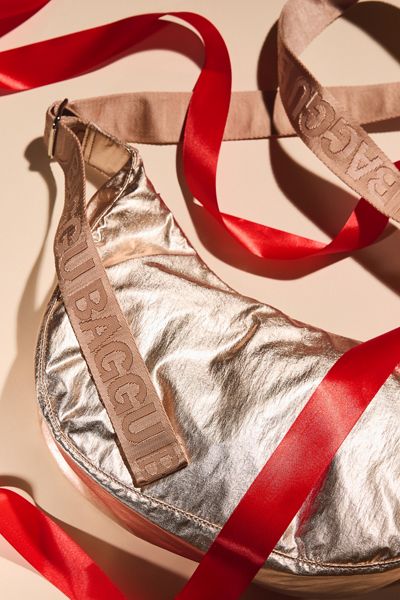 BAGGU Sac UO Exclusif Croissant de Taille Moyenne en Nylon Or Rose Métallisé