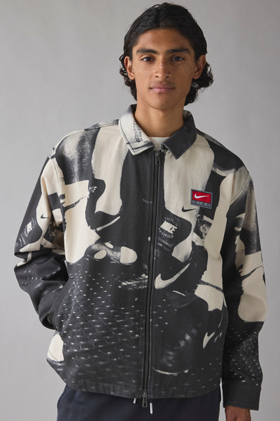 【T.I】NIKE ナイキライフ フィールド スポーツ ジャケット Nike Sport Graphic Field Jacket | Urban Outfitters