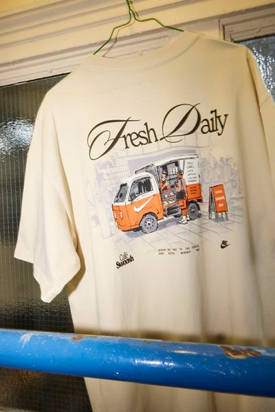Nike Café Swoosh Graphic Tee