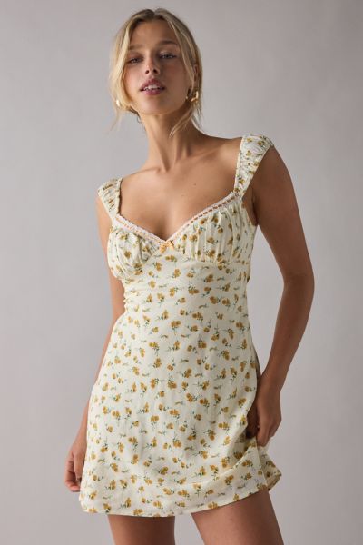 Robe chasuble mini à fleurs avec garniture en dentelle Piper de Kiss The Sky