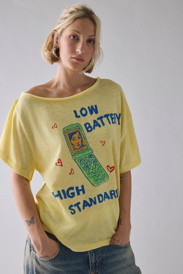 トップス COURTNEY BDG Courtney Low Battery Graphic Off-The-Shoulder Oversized Tee