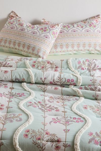 Couette imprimée touffetée Suri à motif floral