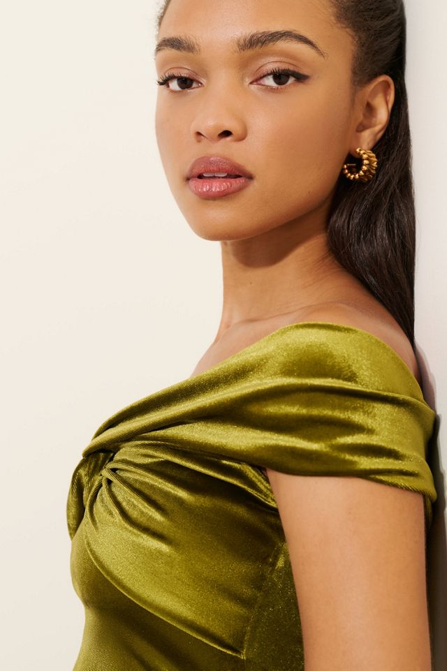 Kourt Velvet Binx Off-The-Shoulder Top | Urban Outfitters
