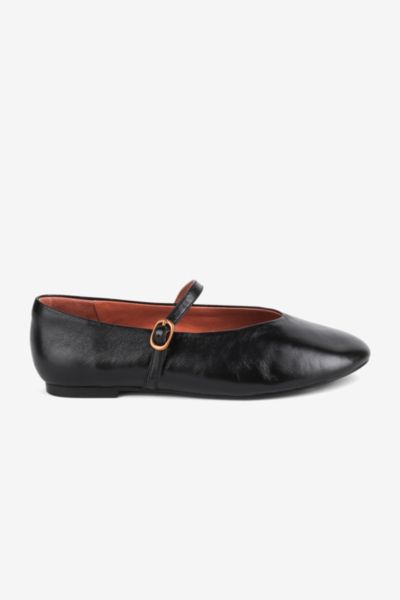 Intentionally Blank Larisa Flat