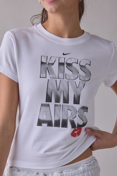 Nike Sportswear Chill Knit Kiss My Airs Graphic Cropped Tee