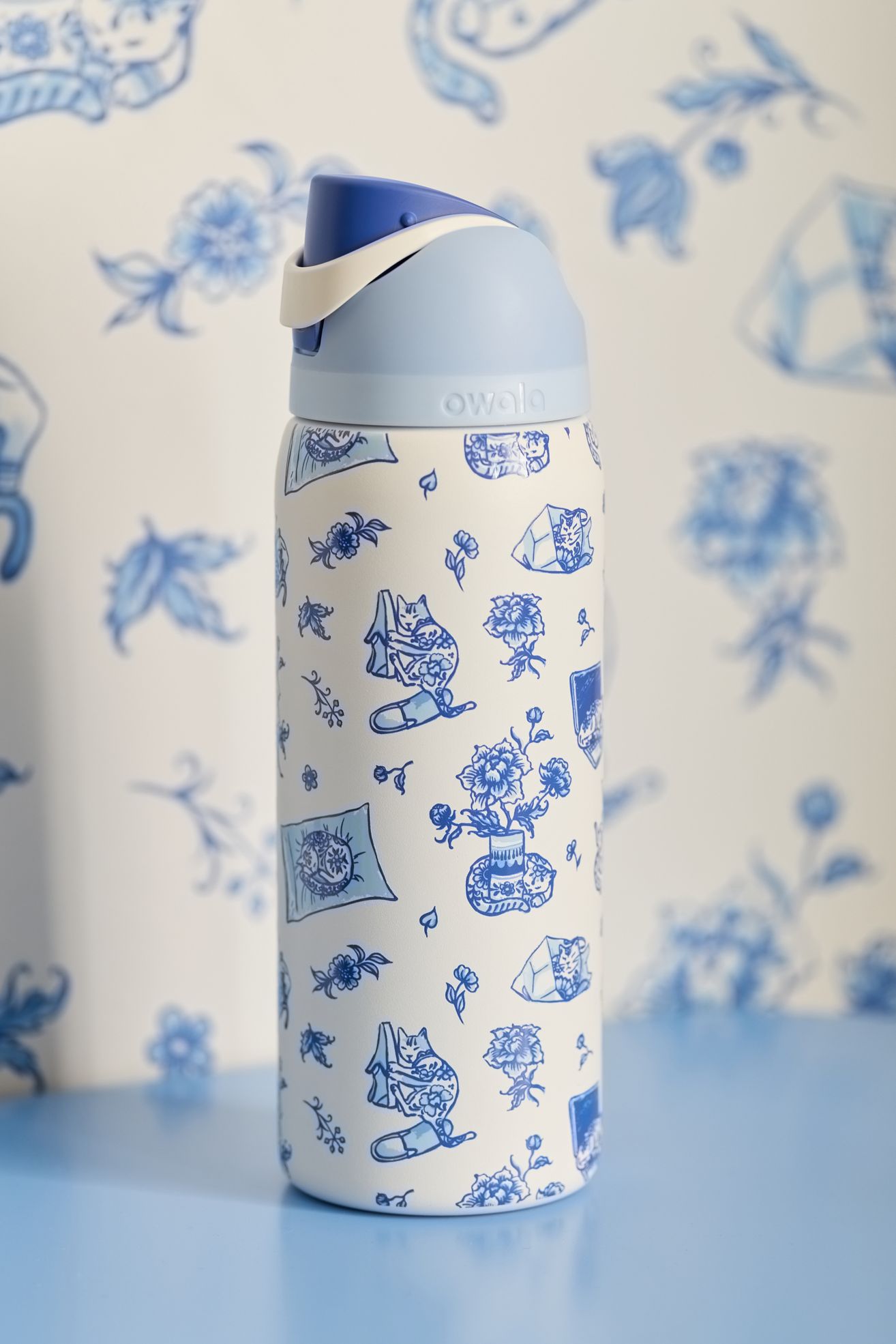 Owala UO Exclusive Delft Cat Print FreeSip 32 oz Water Bottle - Delft Cat, Regular, ONE SIZE