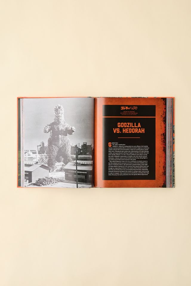 Godzilla : Les 70 premières années : L'histoire officielle illustrée des productions japonaises par Steve Ryfle et Ed Godziszewski #1