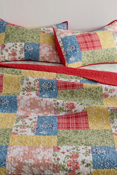 Farmhouse Florals Patterned Reversible 3-Piece Quilt Set