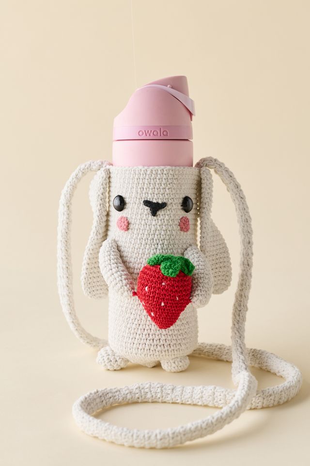 Bandoulière pour bouteille d'eau au crochet lapin aux fraises #1