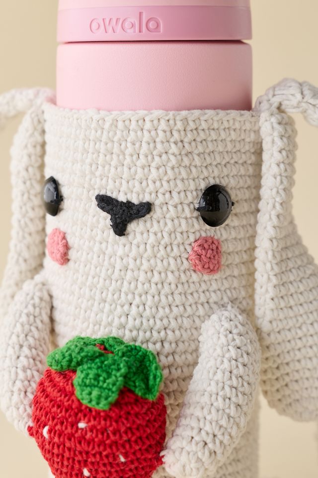 Bandoulière pour bouteille d'eau au crochet lapin aux fraises #3
