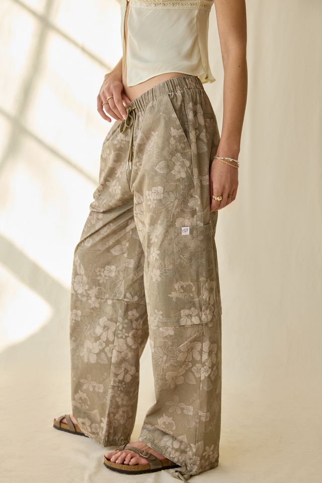 Pantalon ample à imprimé hibiscus avec découpes Daisy Street #2