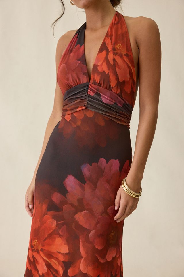 Robe longue Bardot Elera à motif floral rouge en maille avec décolleté plongeant et dos nu #1