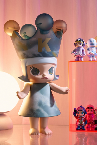 POP MART Mega Royal Molly 400% Didi To Love Figure | Urban Outfitters