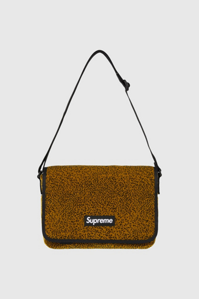 バッグ Supreme Velvet Small Messenger Bag Supreme Velvet Small Messenger Bag | Urban Outfitters