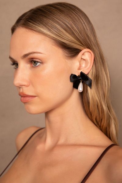 Petit Moments Bow Drop Pearl Earring