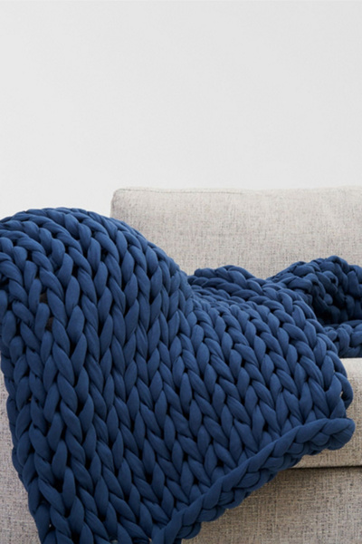 Bearaby Cotton Knitted Weighted Blanket In Midnight Blue At Urban Outfitters