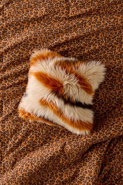 Coussin décoratif Sita en fausse fourrure hirsute jacquard