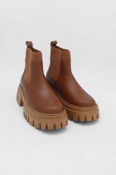 UO Betty Treaded Chelsea Boot | Urban Outfitters display picture 1