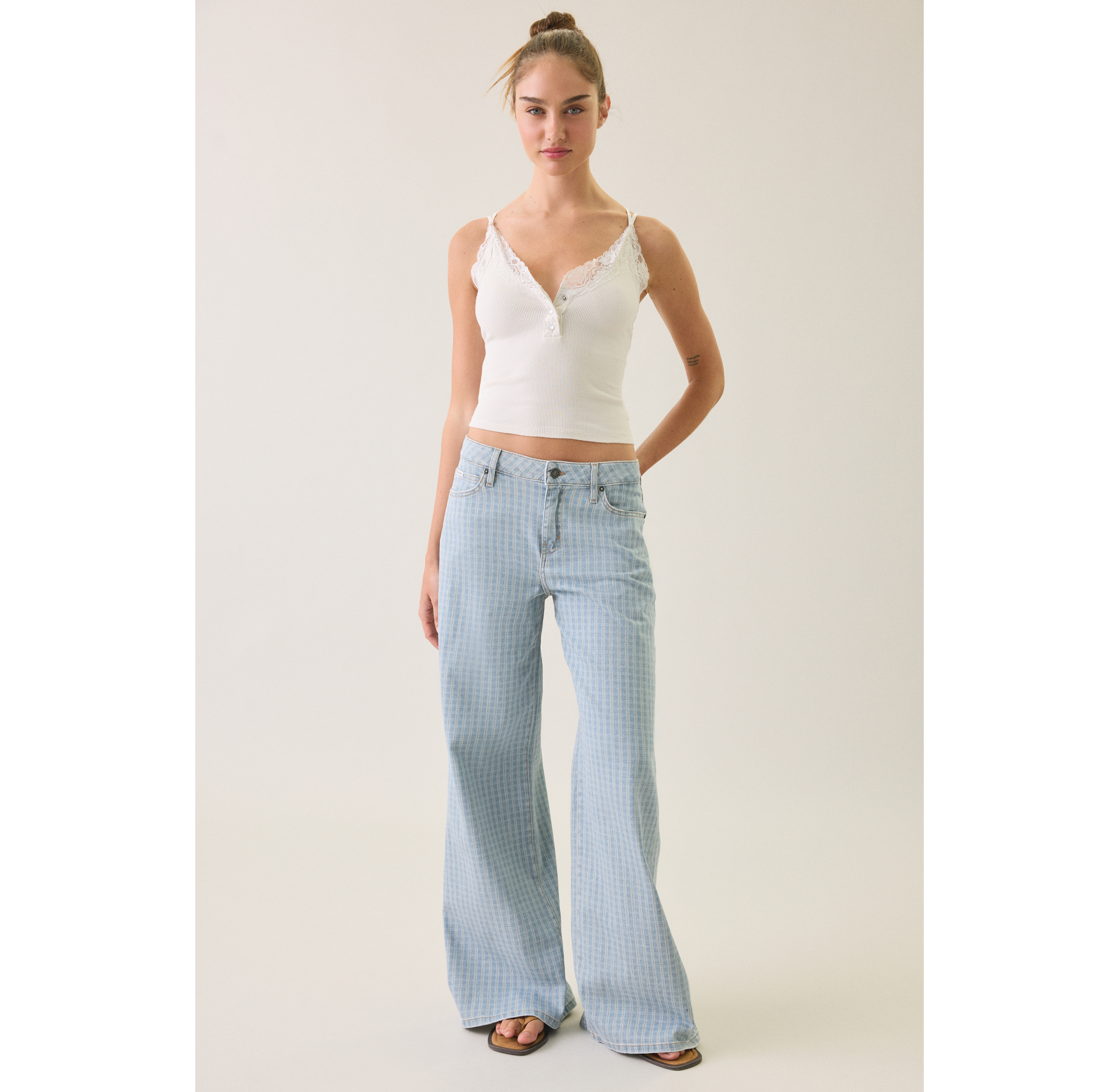 GUESS Jeans G13 Low-Rise Extra Wide Leg
