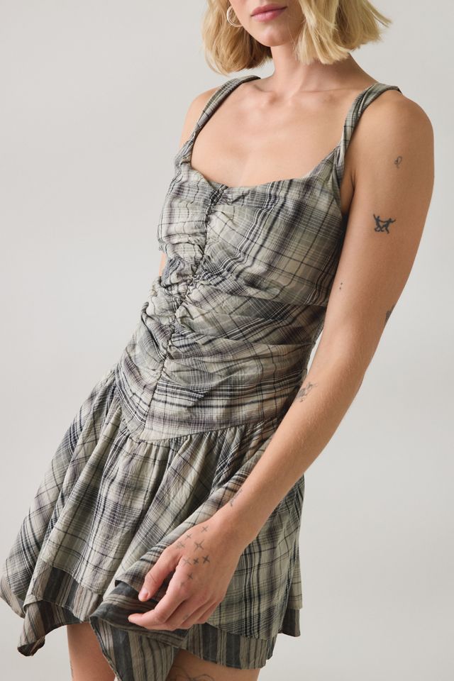 Mini-robe UO Adina à carreaux à taille basse et ourlet en pointe #4