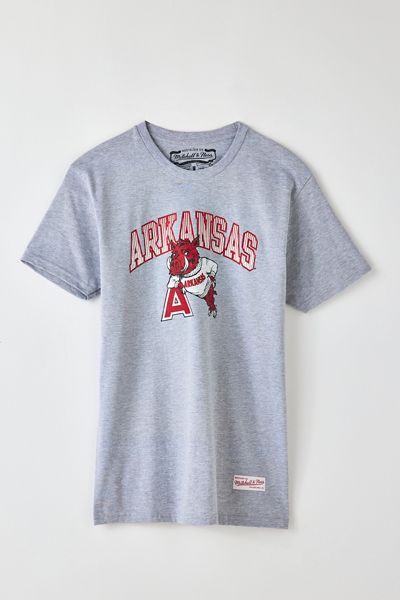 T-shirt graphique Mitchell & Ness NCAA University Of Arkansas Arch
