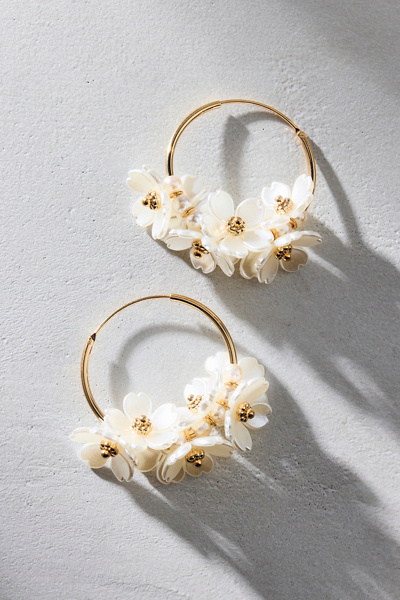 ［Flora］flower bouquet pearl shower earr Pearl Bouquet Flower Charm Hoop Earrings | Urban Outfitters