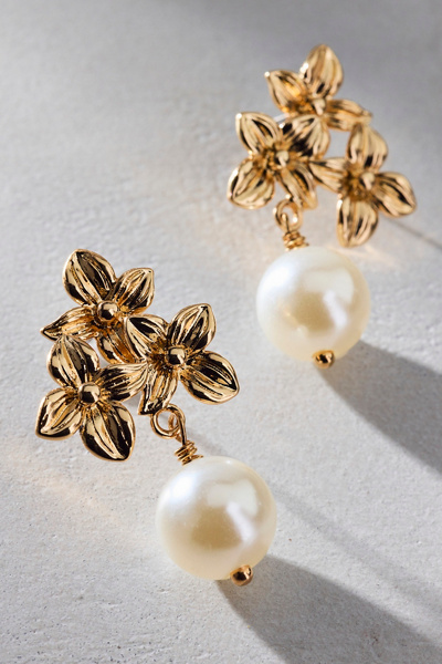 ［Flora］flower bouquet pearl shower earr Floral Bouquet Pearl Drop Earrings | Urban Outfitters