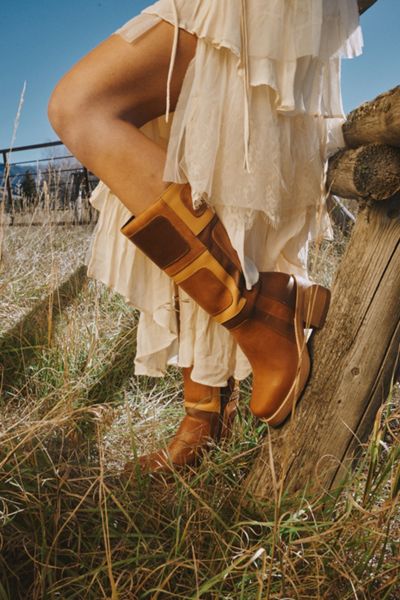UGG Women's Moxy Chelsea Boots | Urban Outfitters