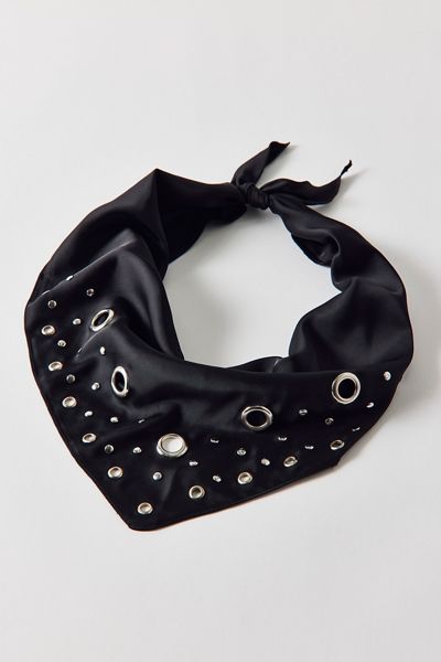Foulard de tête en satin avec œillets et quincaillerie métallique