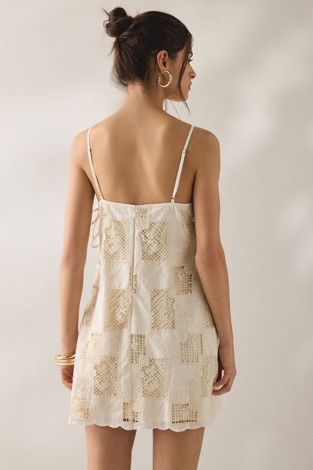 Mini-robe en dentelle à œillets brodée Samira ASTR The Label #2