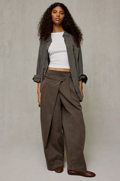 UO Maddie Crisscross Waistband Pleated Trousers