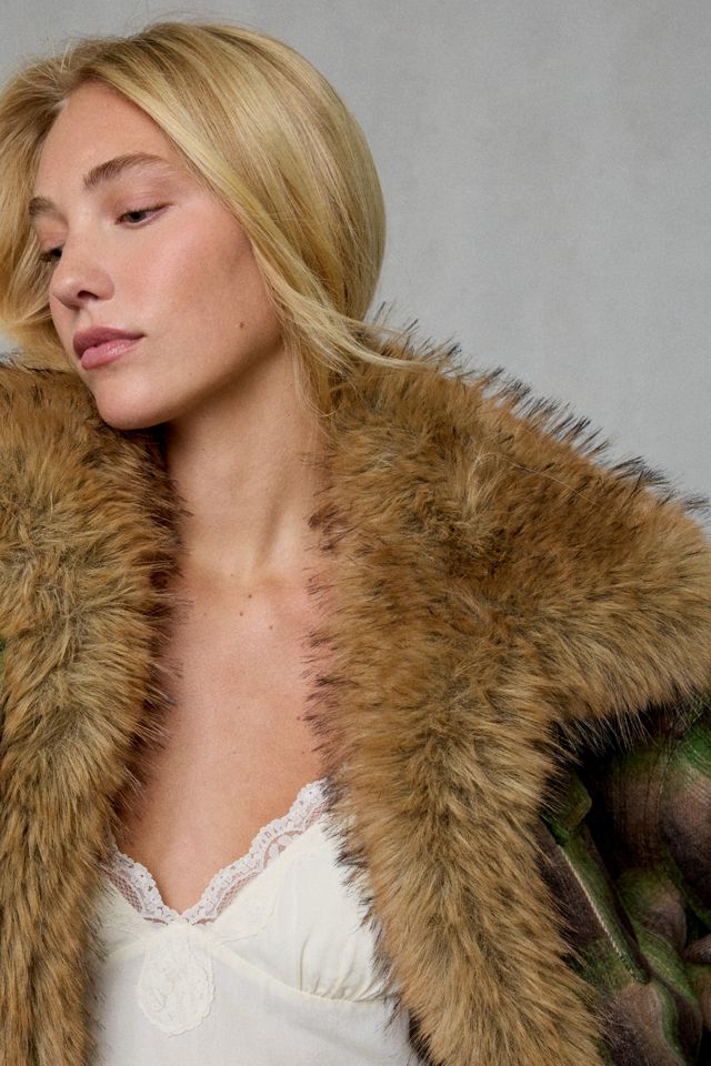 Manteau Azalea Wang à col cheminée avec bordure en fausse fourrure Reverie exclusivité UO #2
