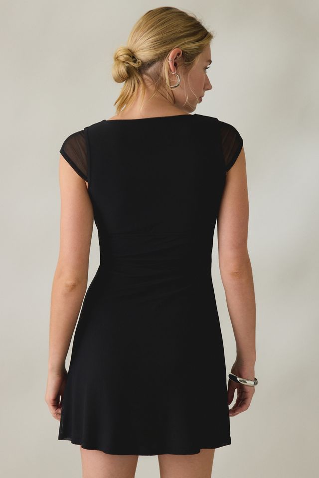 Mini-robe UO About Time à encolure en V plongeante et manches courtes #4