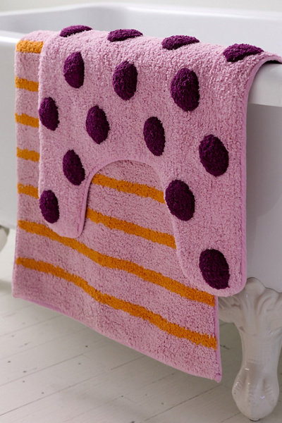 Kori Patterned Tufted Bath Mat Set in Pink at Urban Outfitters
