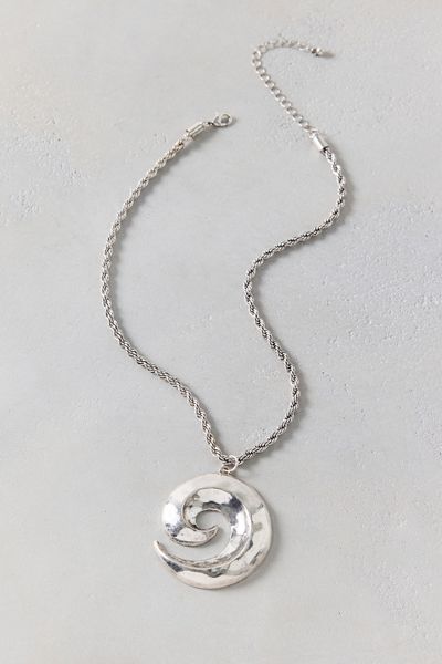 Collier à pendentif à grand tourbillon