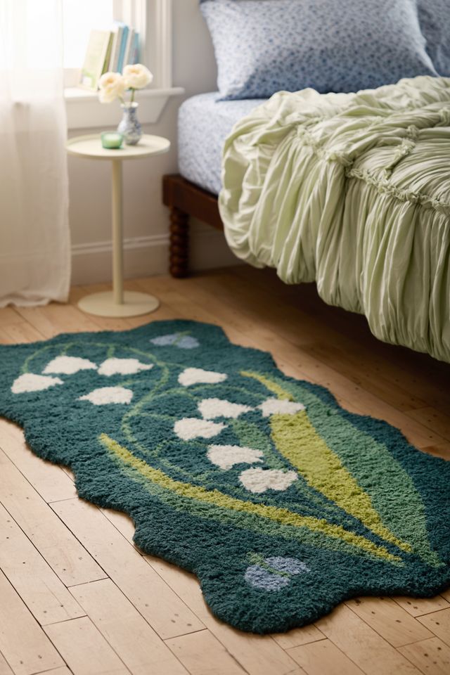 Lily Of The Valley Scalloped Tufted Rug #1